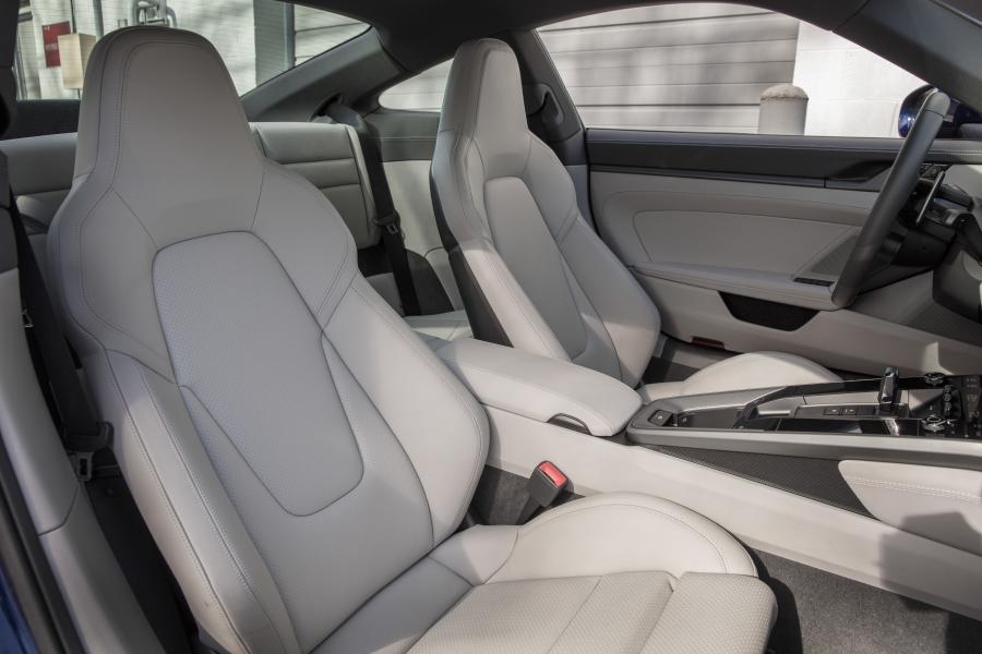 Интерьер Porsche 911 Carrera 4S (992) 2019 года  (NA) (фото 7 из 18)